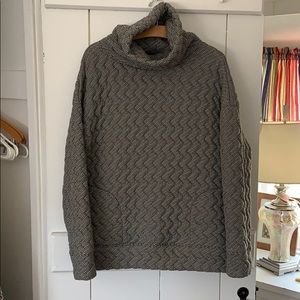 LN, worn once or twice- GapFit quilted pullover
